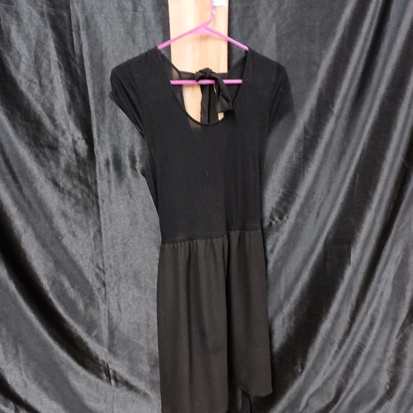 Elegant Black Midi Dress - Picture 1 of 7